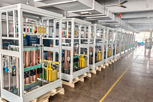 三相全自動穩(wěn)壓器 三相全自動穩(wěn)壓器